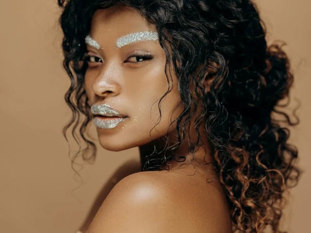 Add Glamour & Glow to Your Prom Makeup